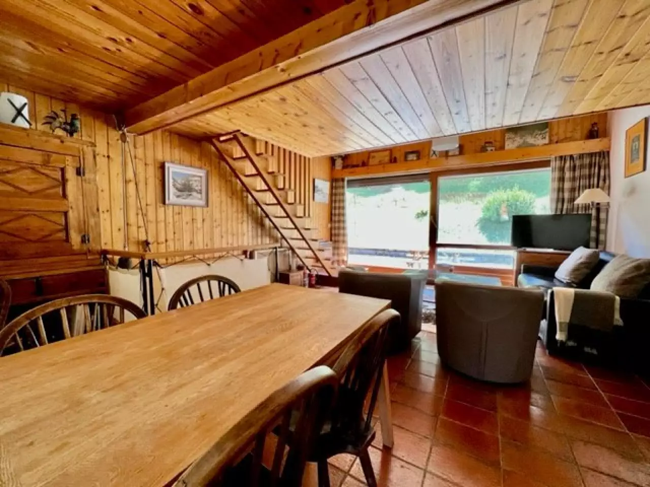 Semi-detached chalet  5 mins from the center  Direct access to slopes